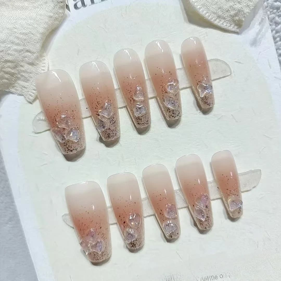 Uñas Postizas con Corazones de Strass, Forma Corta y Mediana Coffin