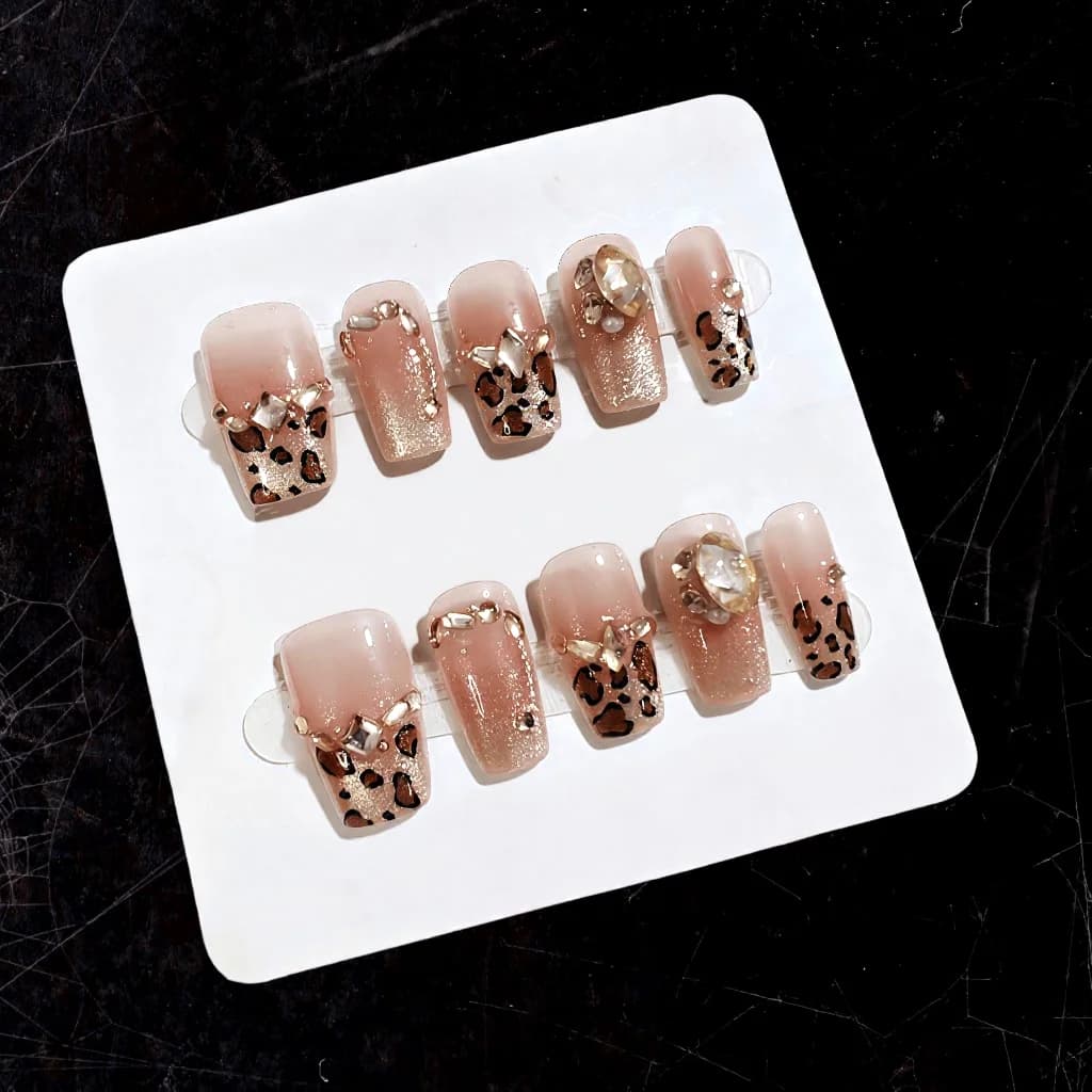Uñas Postizas Estampado Leopardo con Piedras y Glitter