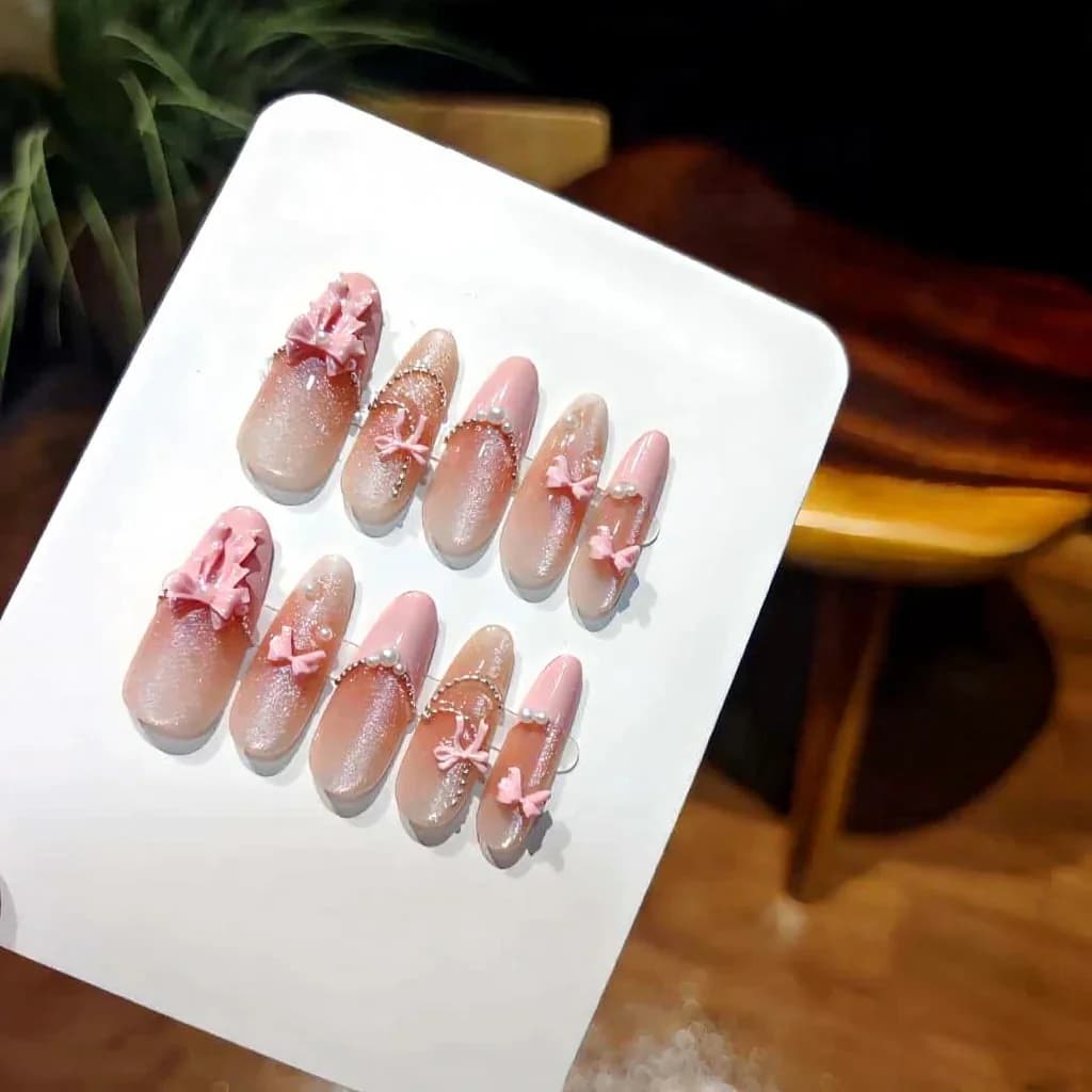 Uñas Postizas Rosas con Encaje, Lazo y Efecto Ojo de Gato, Stiletto Largas