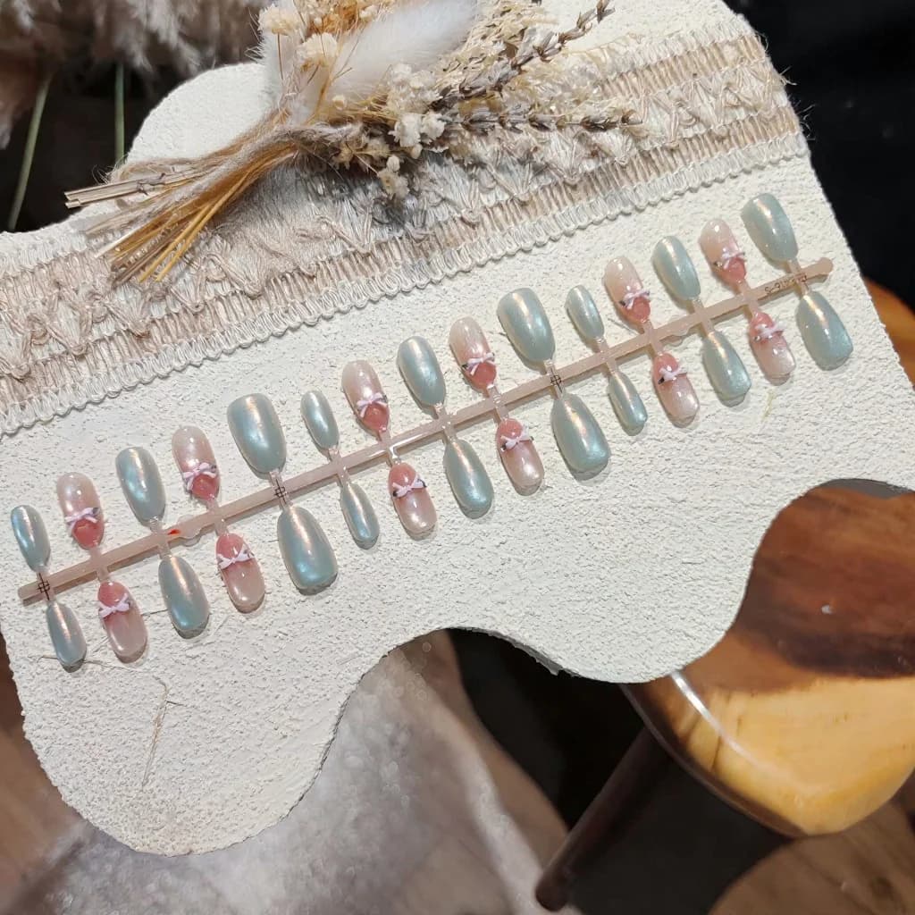 Uñas Postizas Rosas con Efecto Ojo de Gato, Lazos y Perlas de Vidrio