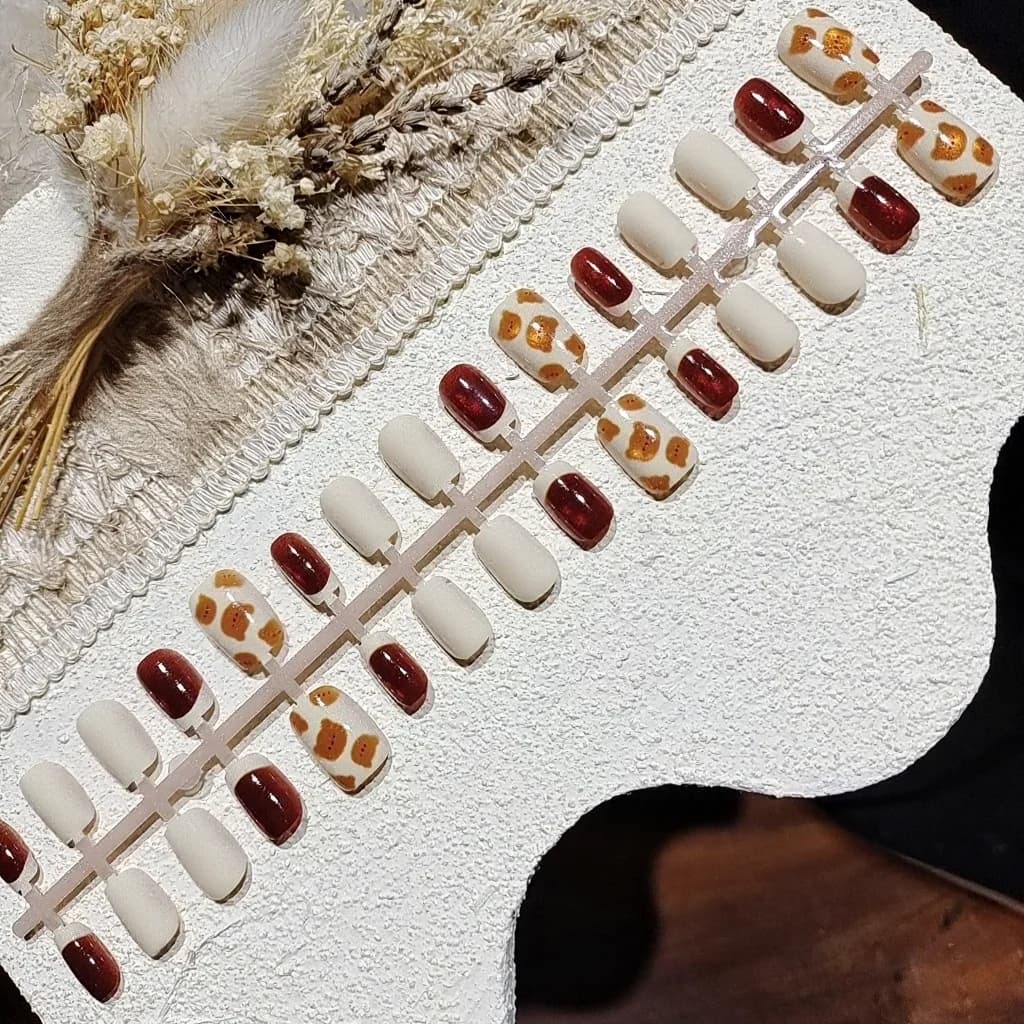 Uñas Postizas Ojo de Gato Osito Castaño Forma Bailarina Corta con Purpurina