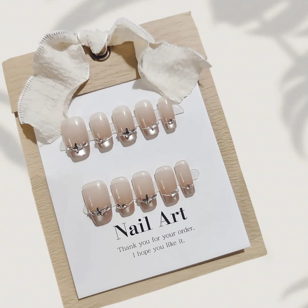 Uñas Postizas Francesas con Mariposas de Strass y Efecto Ojo de Gato
