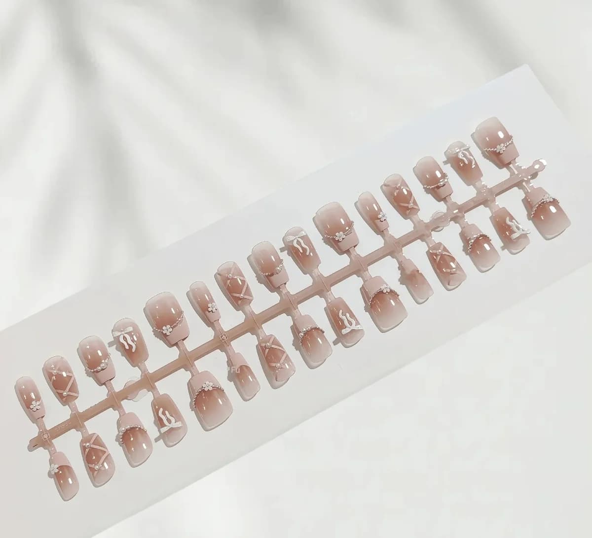Uñas Postizas Cuadradas Cortas con Punta Francesa Rosa y Lazo con Cadena