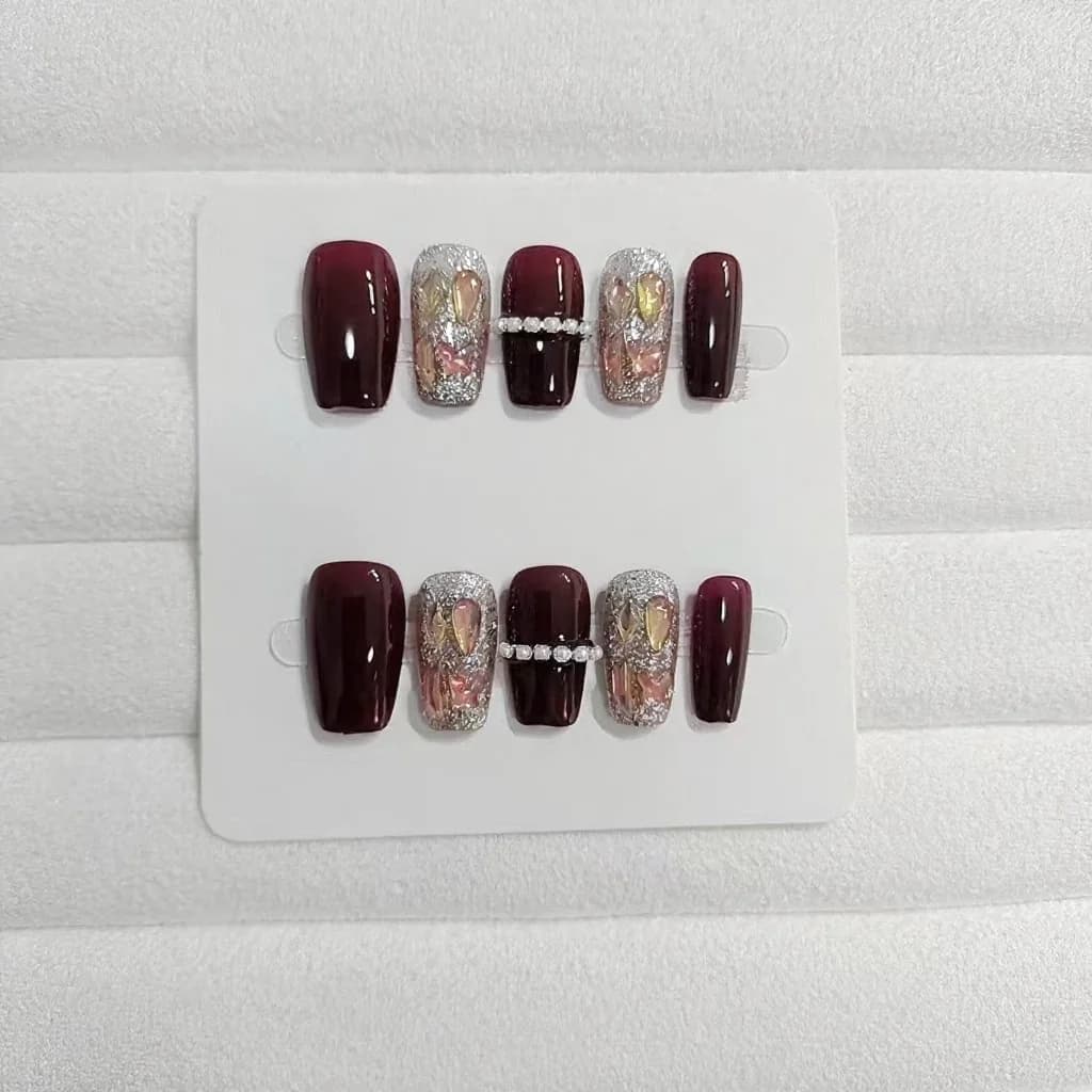 Uñas Postizas Cielo Estrellado Rojo con Diamantes de Imitación en Cadena, Forma Corta Ataúd