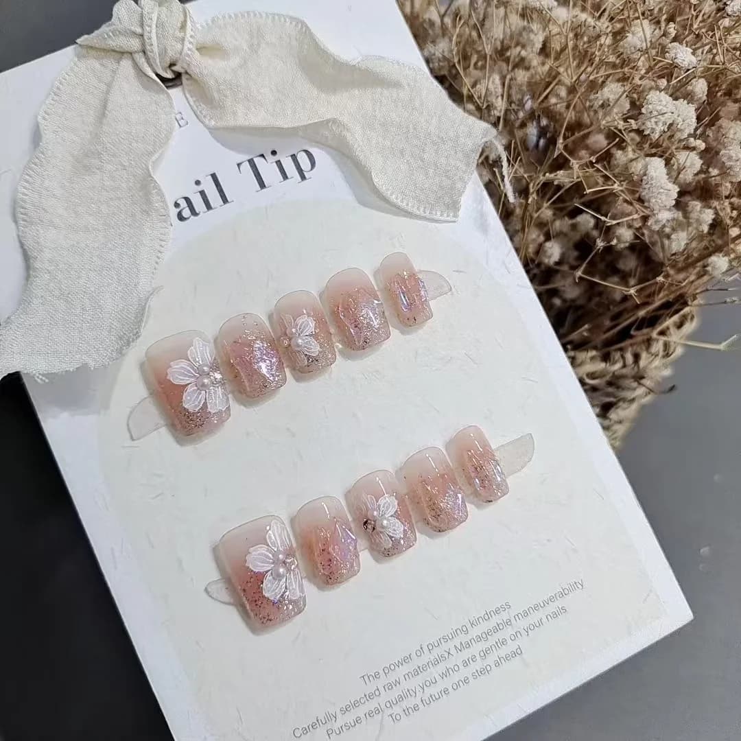 Uñas Postizas Cortas Estilo Bailarina con Perlas, Flores y Strass