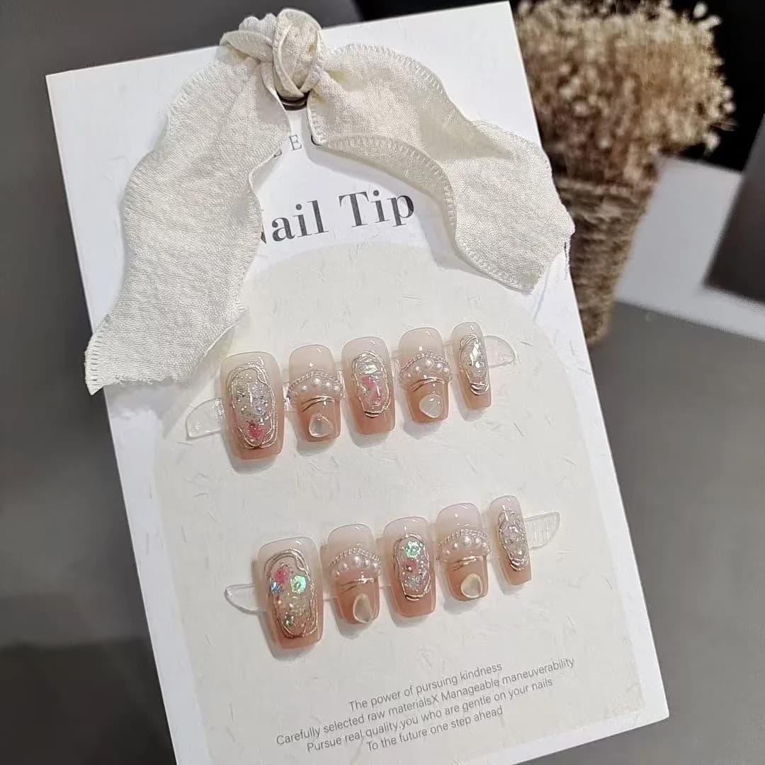 Uñas Postizas Coffin Cortas Diseño Concha Aurora y Perlas, 10 Piezas