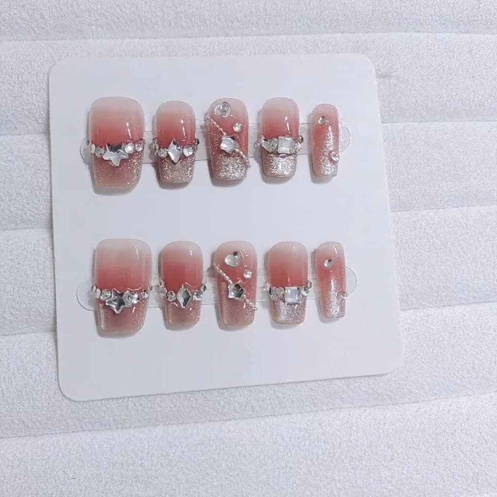 Uñas Postizas con Diseño de Corazones y Acabado Brillante