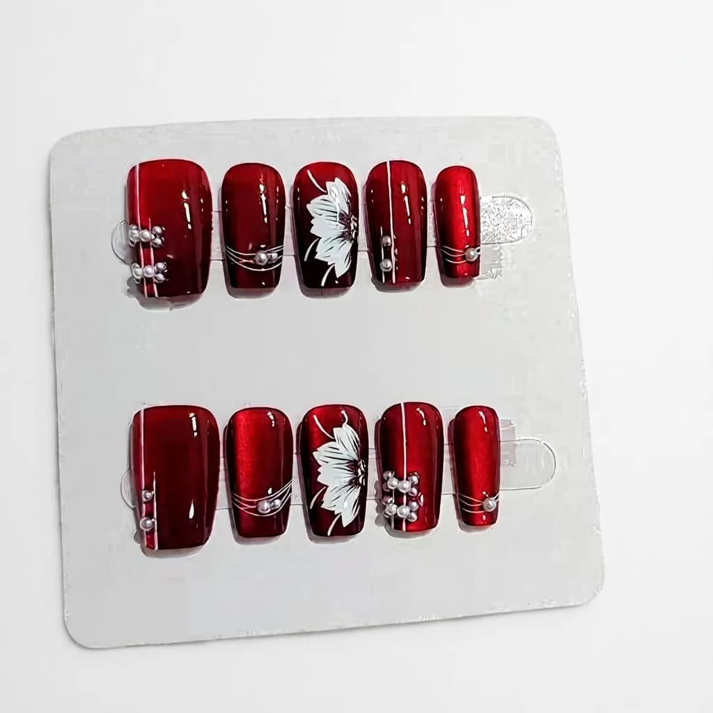 Uñas Postizas Rojas Florales, Forma Coffin Media, Acabado con Purpurina, 10 Piezas