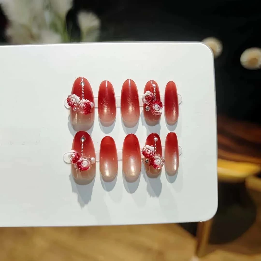 Uñas Postizas Ojo de Gato Jardín de Rosas, Degradado Rojo con Brillo Forma Ovalada