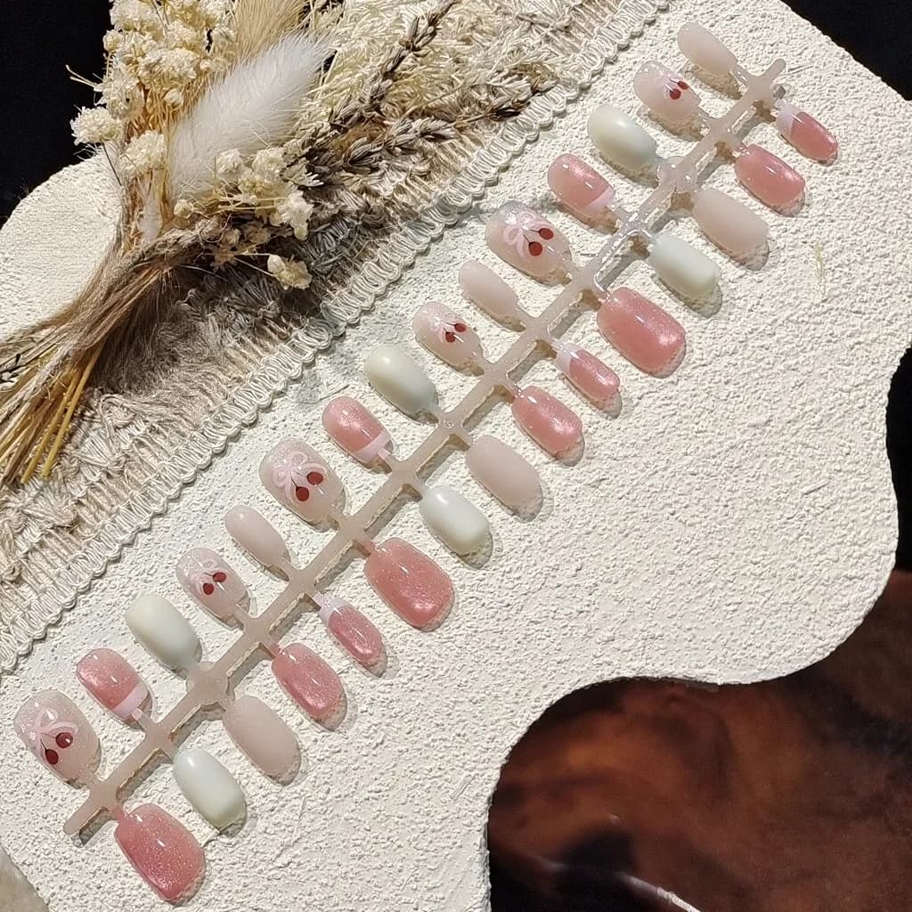 Uñas Postizas Estilo Bailarina Cortas con Efecto Ojo de Gato y Cereza Rosa
