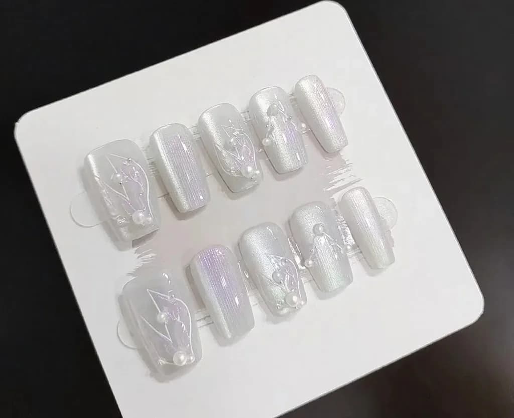 Uñas Postizas Plateadas Blancas Sirena Ojo de Gato con Perlas