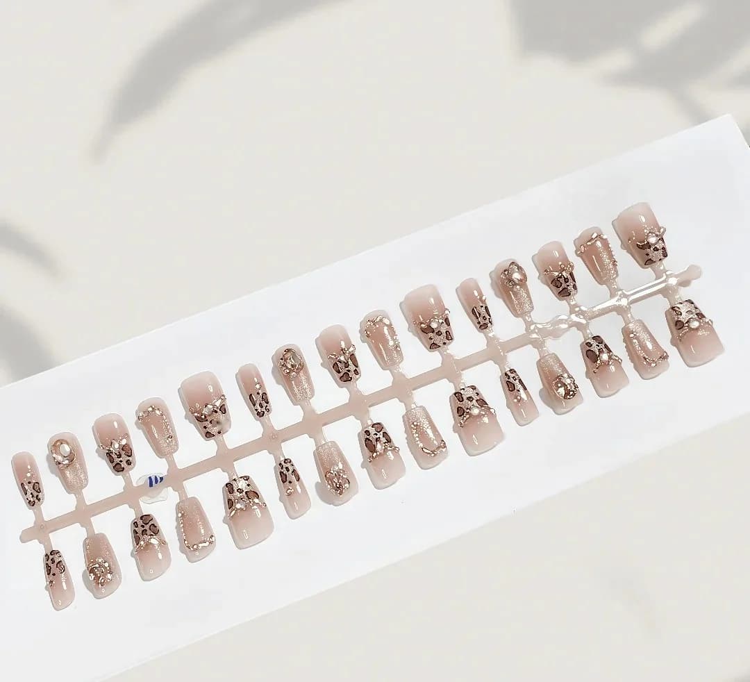 Uñas Postizas Estampado Leopardo con Piedras y Glitter