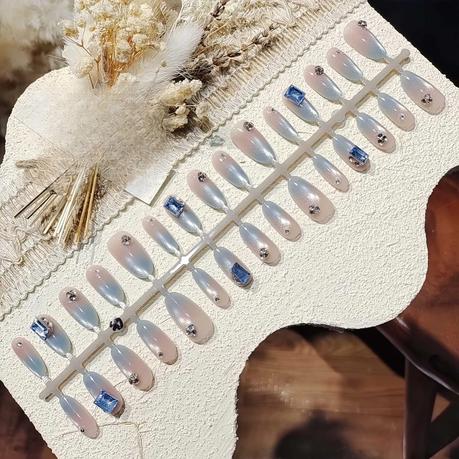 Uñas Postizas Ojo de Gato Azul Hielo con Degradado de Purpurina, Ovaladas Medianas