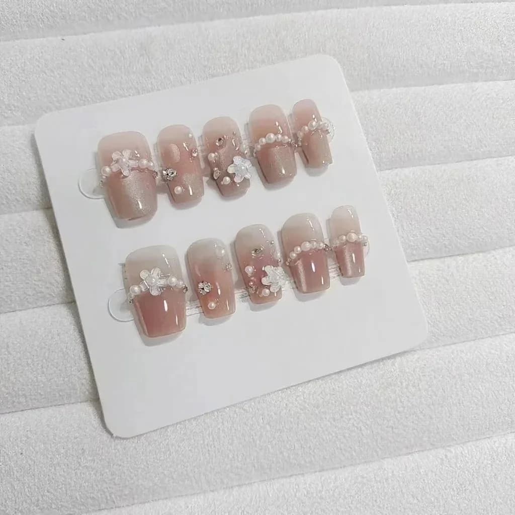 Uñas Postizas Ojo de Gato Camelia Blanca con Detalles de Perlas