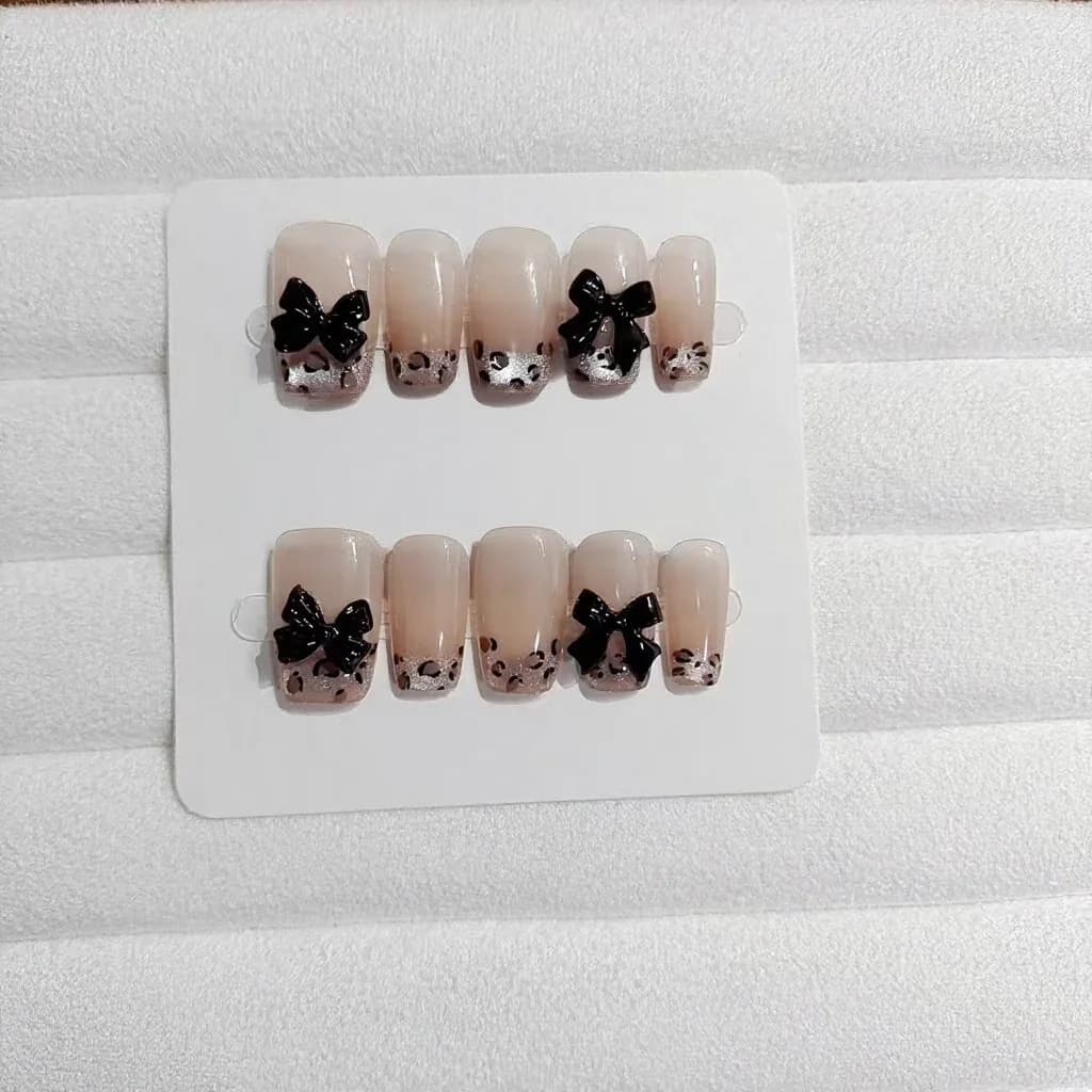 Uñas Postizas Estampado Leopardo y Mariposa, Forma Coffin Corta, 10 Pzs