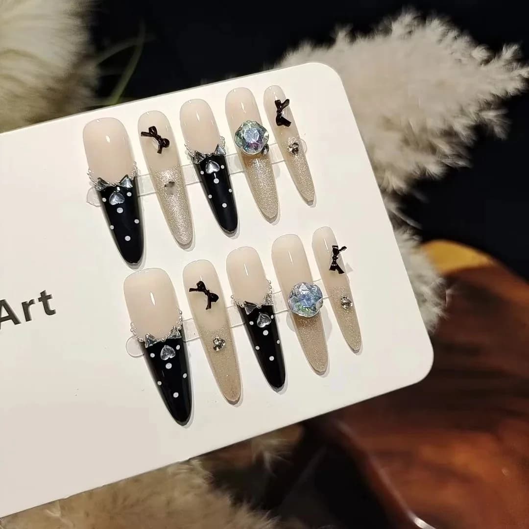 Uñas postizas negras con mariposa y pedrería, manicura glitter efecto ojo de gato
