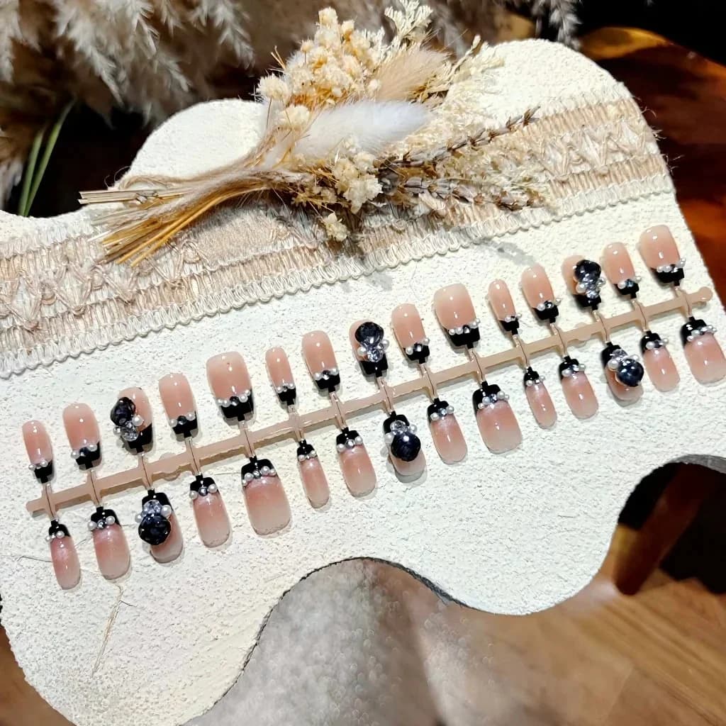 Uñas Postizas Ojo de Gato Negras con Perlas y Strass