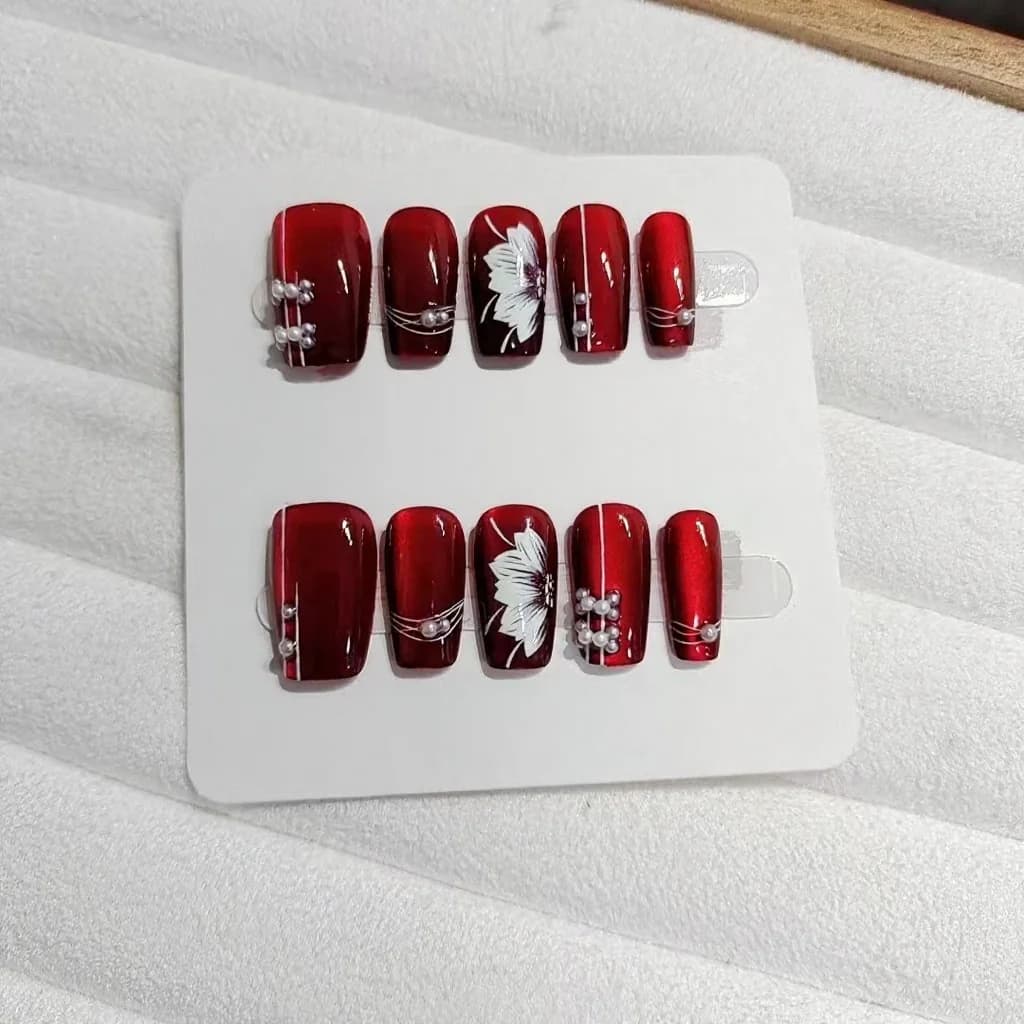 Uñas Postizas Rojas Florales, Forma Coffin Media, Acabado con Purpurina, 10 Piezas