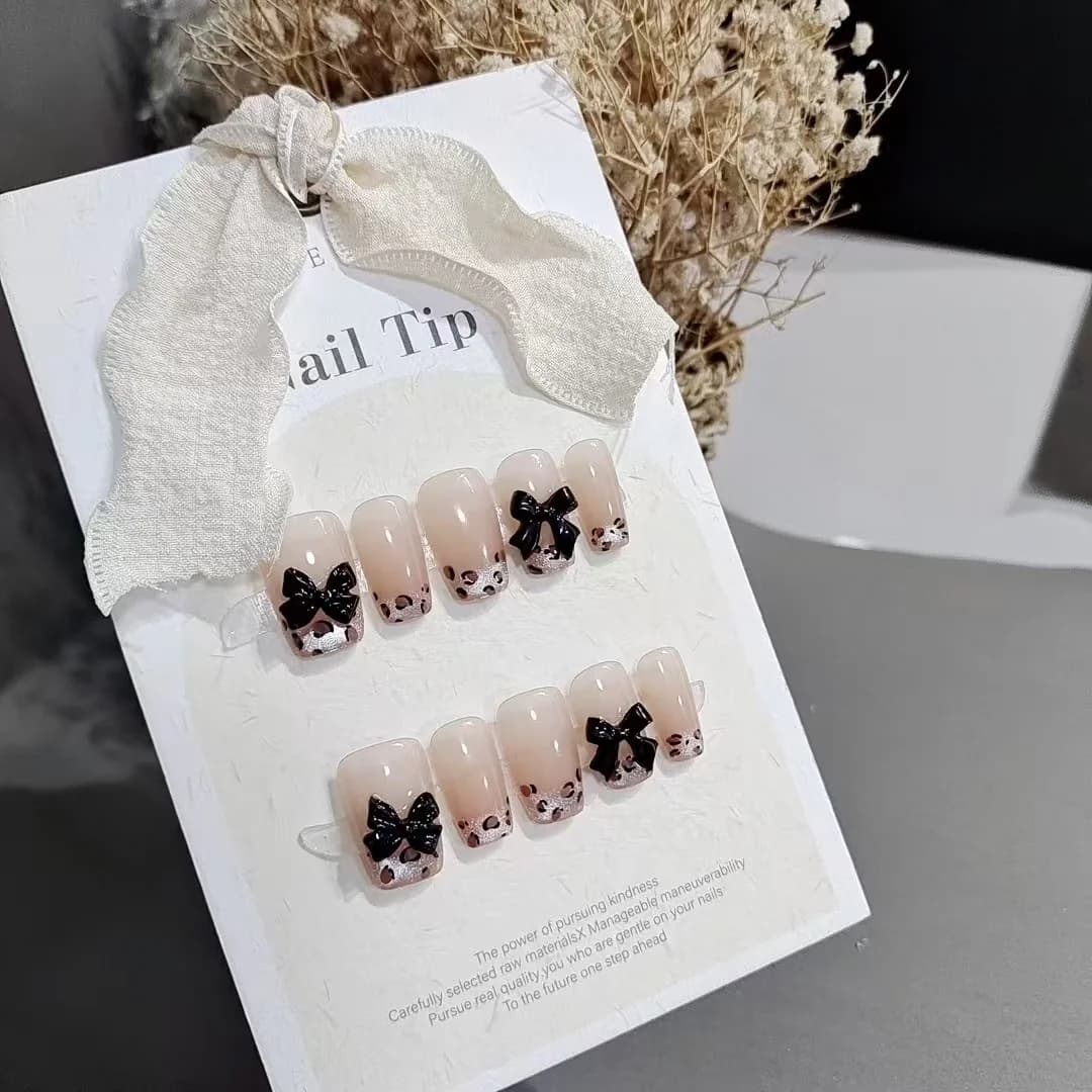 Uñas Postizas Estampado Leopardo y Mariposa, Forma Coffin Corta, 10 Pzs