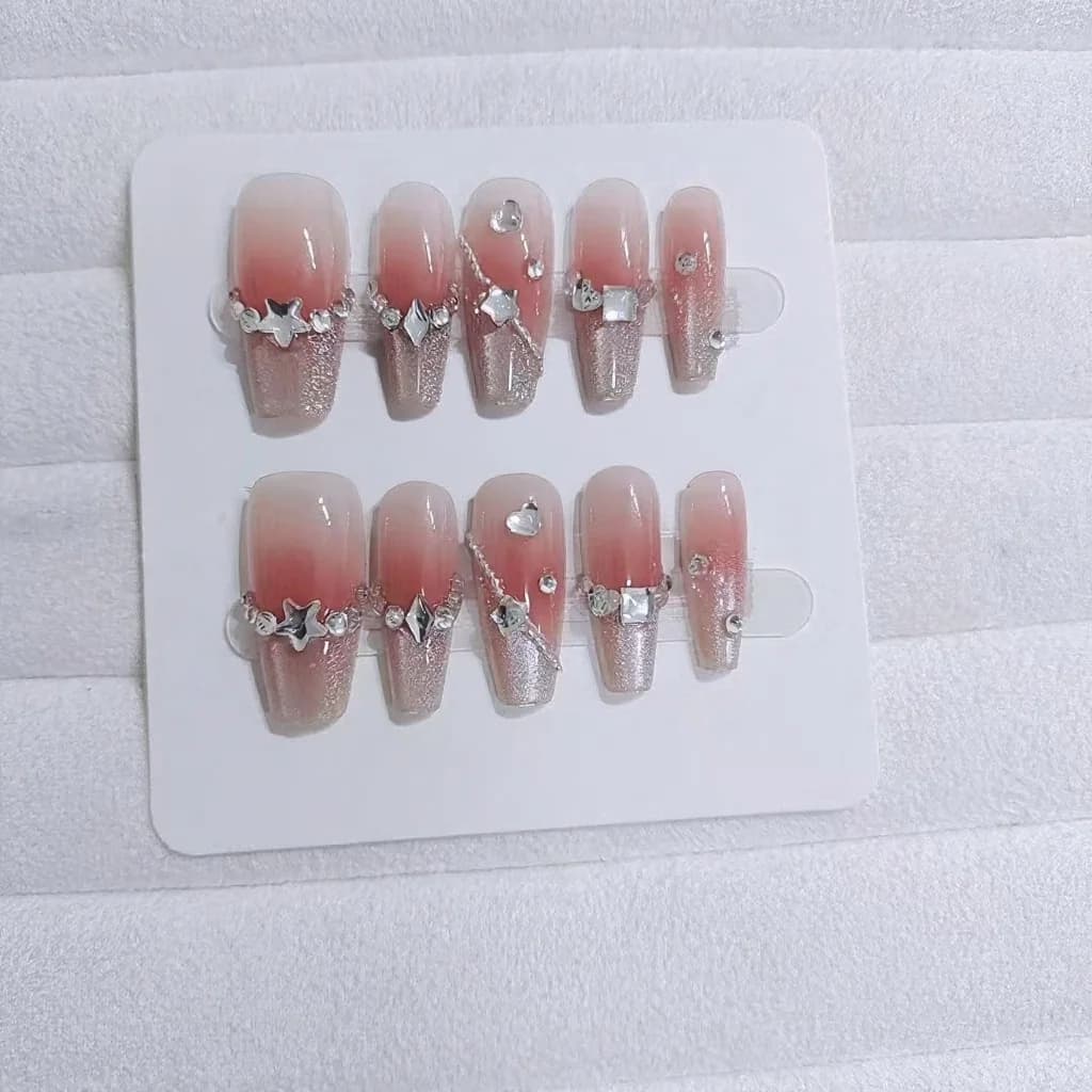 Uñas Postizas con Diseño de Corazones y Acabado Brillante