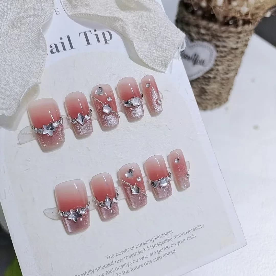 Uñas Postizas con Estampado de Corazones y Acabado Brillante