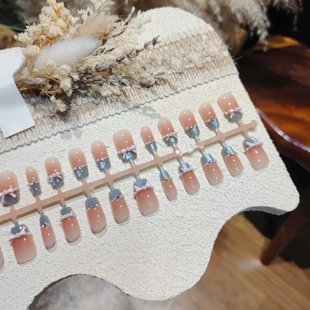 Uñas Postizas Rosa Cristal Azul con Mariposa y Punta Francesa Ojo de Gato