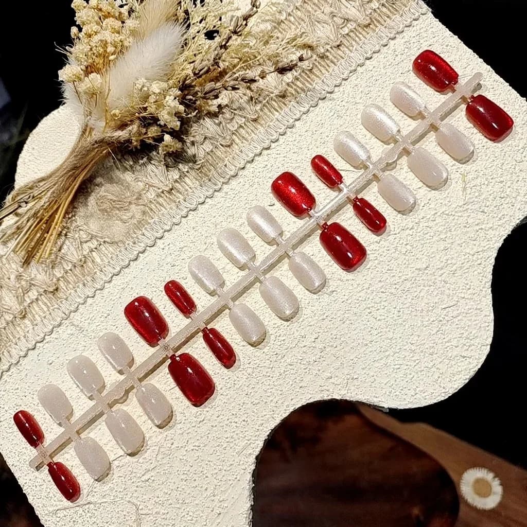 Uñas Postizas Florales Color Cinabrio con Efecto Ojo de Gato y Cuentas de Vidrio
