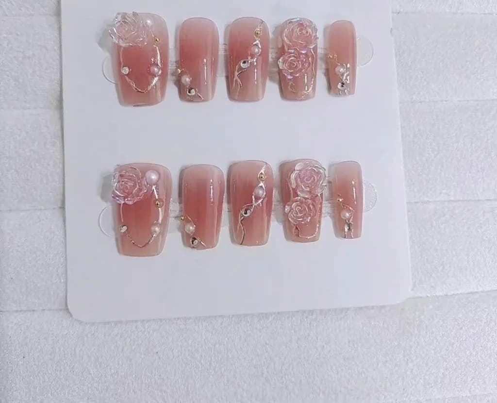 Uñas Postizas Camelia Dorada Diseño Floral Estilo Dulce Set de Manicura