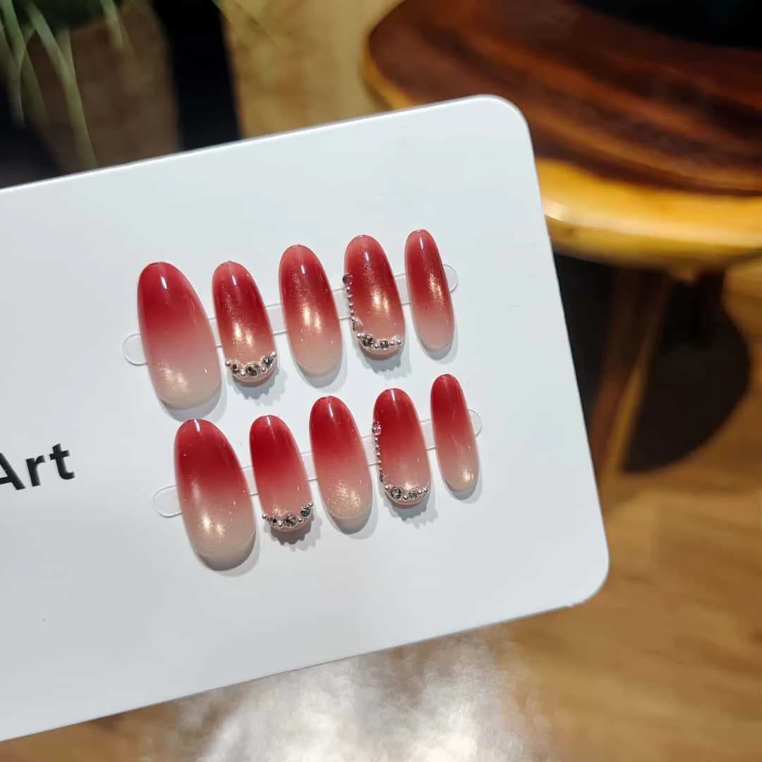 Uñas Postizas Rojas Ojo de Gato con Estrás, Forma Ovalada Mediana
