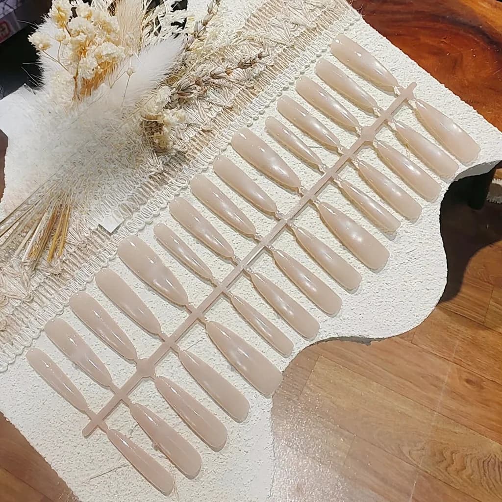Uñas Postizas Nude con Brillo Dorado, Efecto Ojo de Gato y Perlas de Cristal