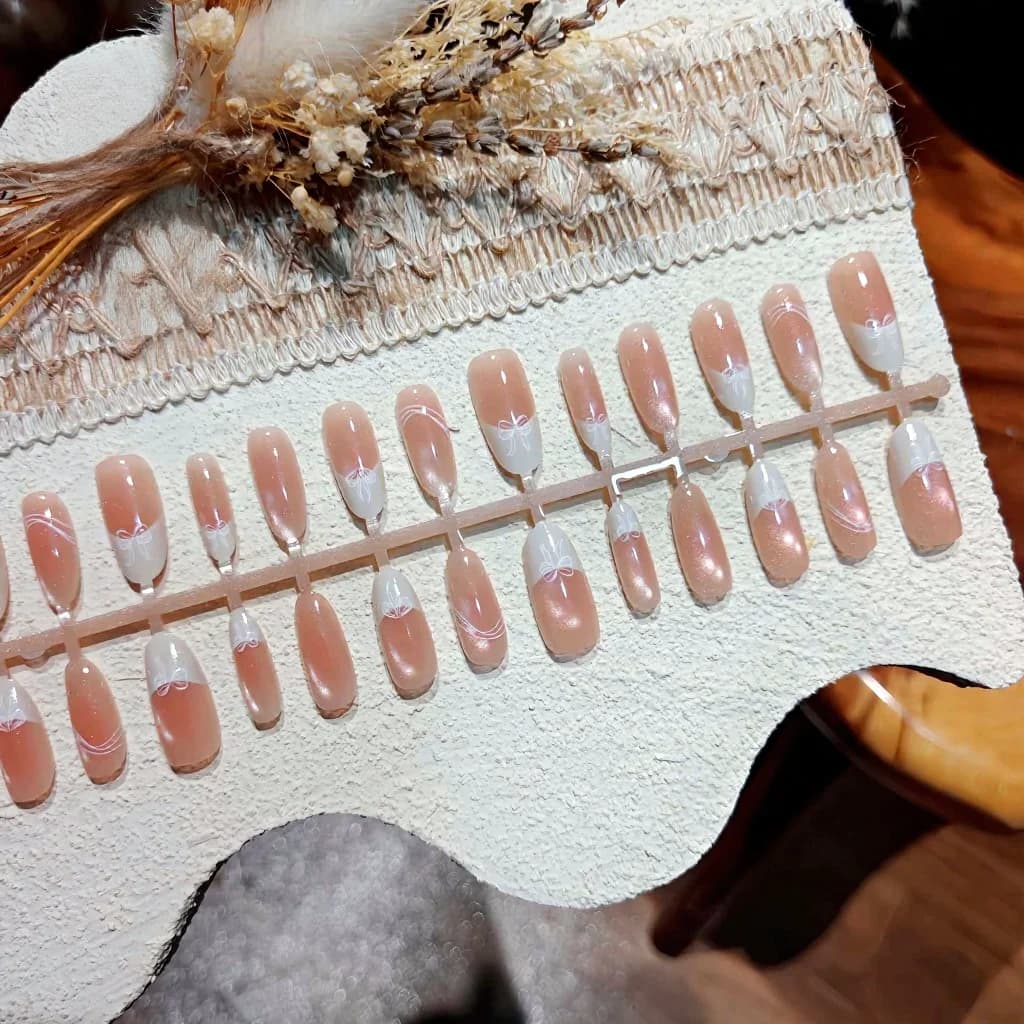 Uñas Postizas Ojo de Gato Blanco Lechoso, Forma Ovalada Mediana, 30 Unidades