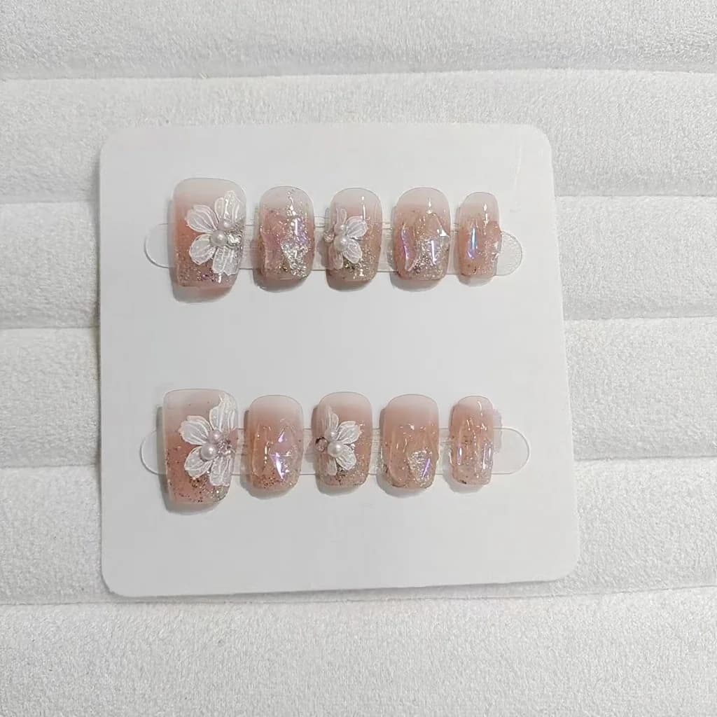 Uñas Postizas Cortas Estilo Bailarina con Perlas, Flores y Strass