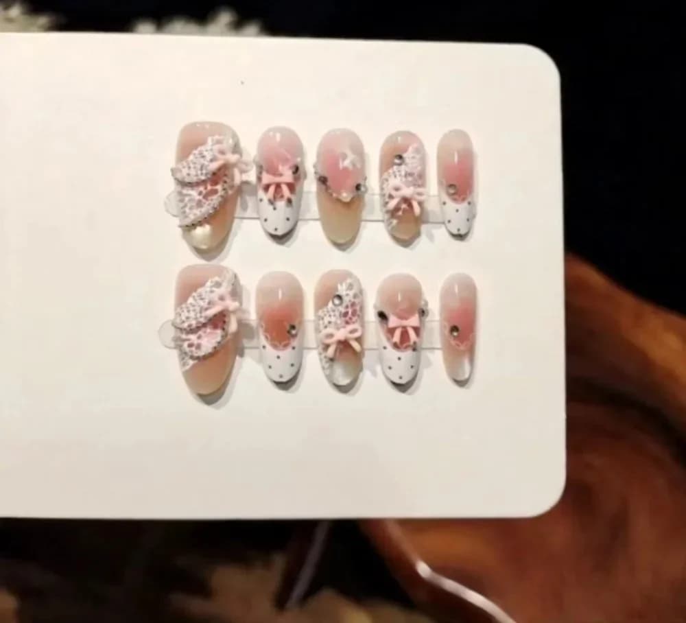 Uñas Postizas Rosa Satén con Efecto Ojo de Gato, Lazo y Cristales