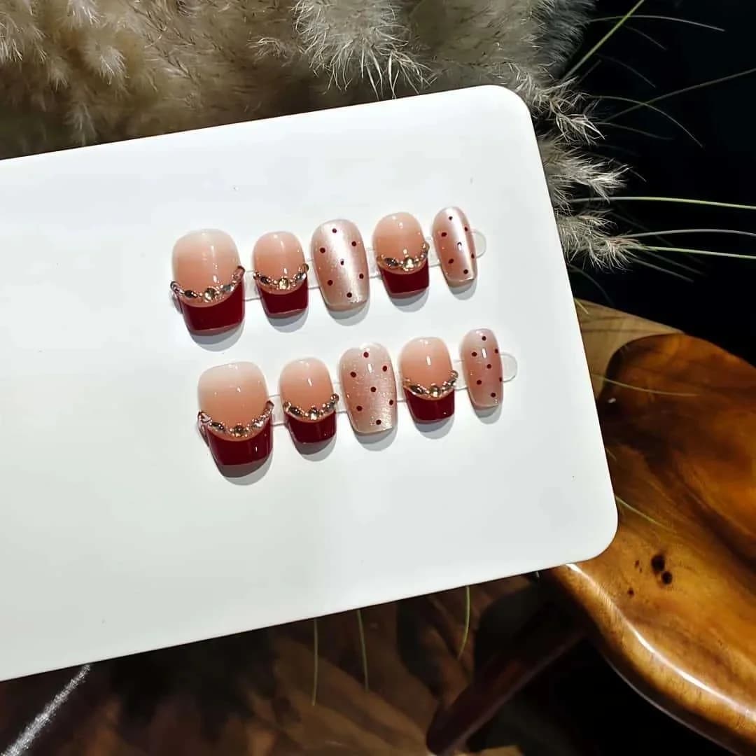 Uñas Postizas Ojo de Gato Marrón Rojizo con Estrás