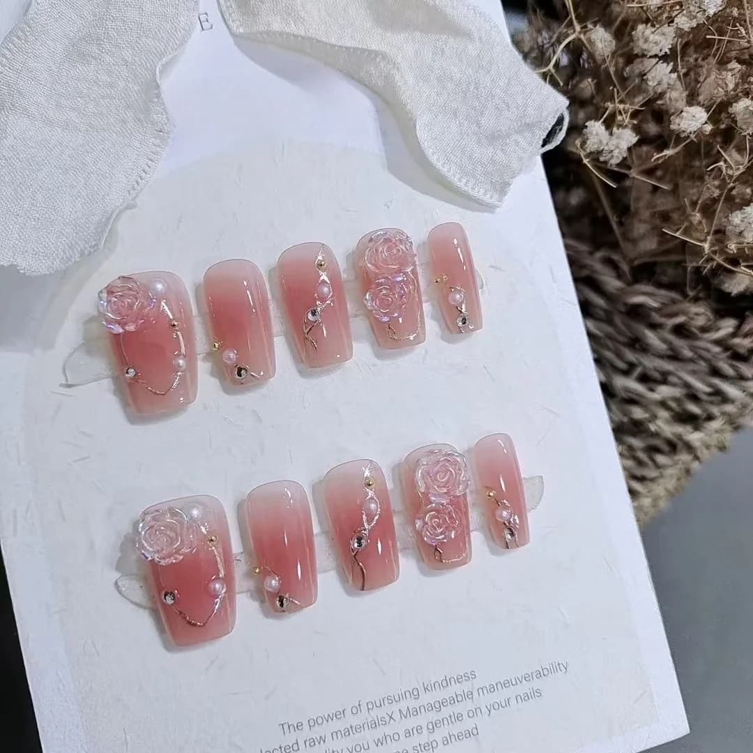 Juego de Manicura Estilo Dulce, Uñas Postizas con Diseño Floral de Camelia Dorada
