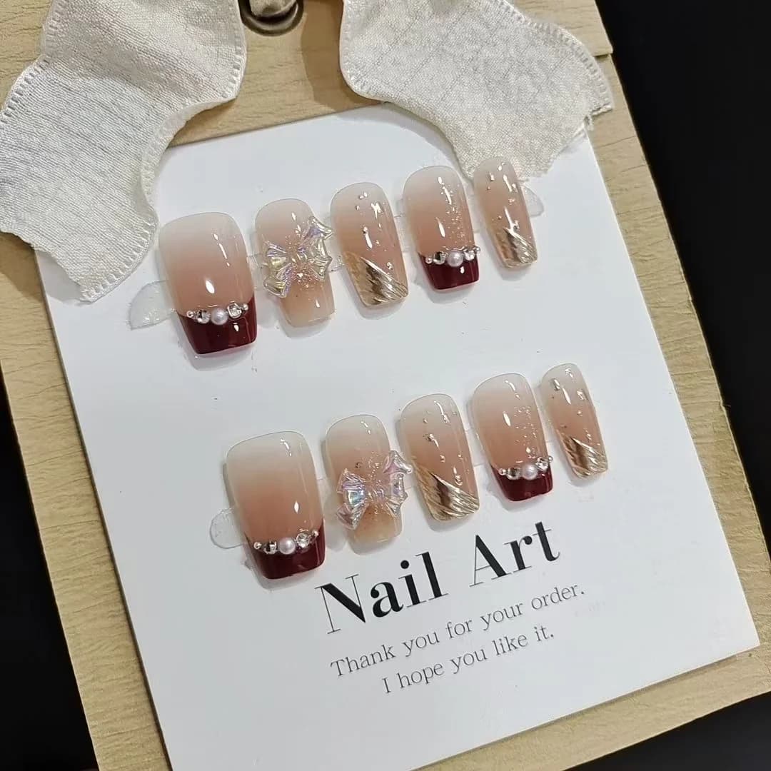 Uñas Postizas Punta Francesa Corta con Brillo Dorado y Diseño de Lazo