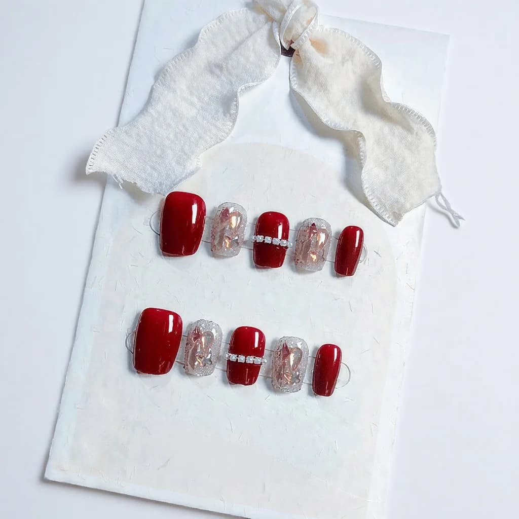 Uñas Postizas Rojas con Cadena y Strass Aurora, Forma Bailarina Corta