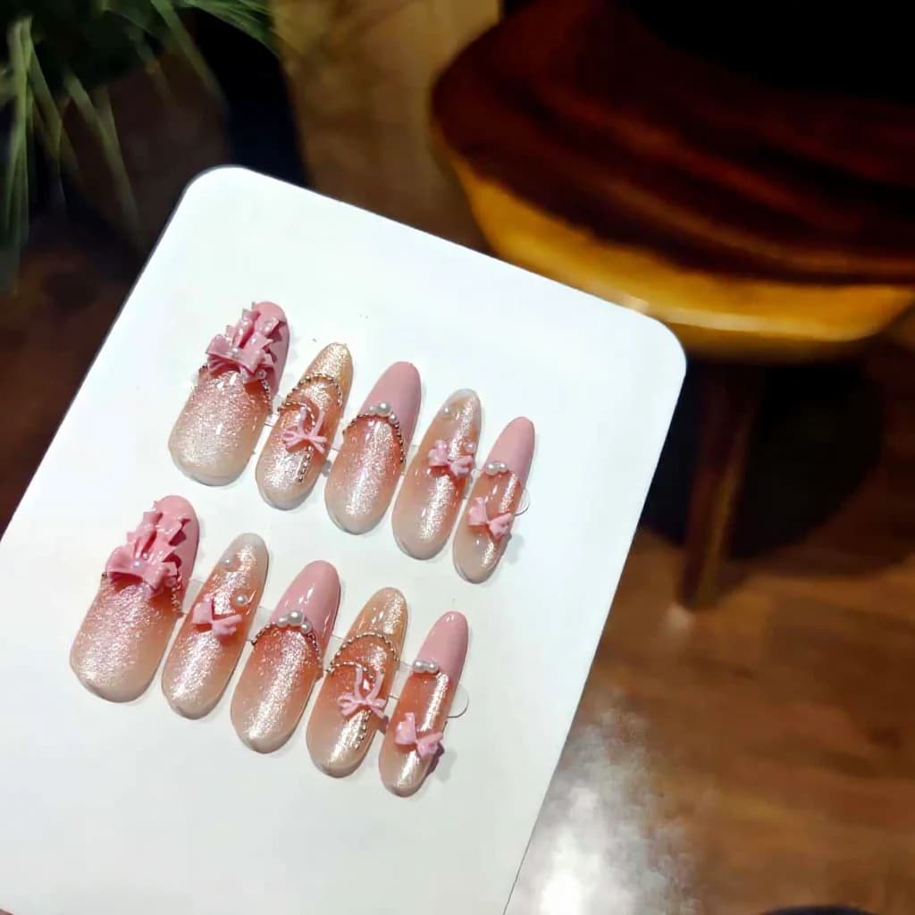 Uñas Postizas Rosas con Encaje, Lazo y Efecto Ojo de Gato, Stiletto Largas