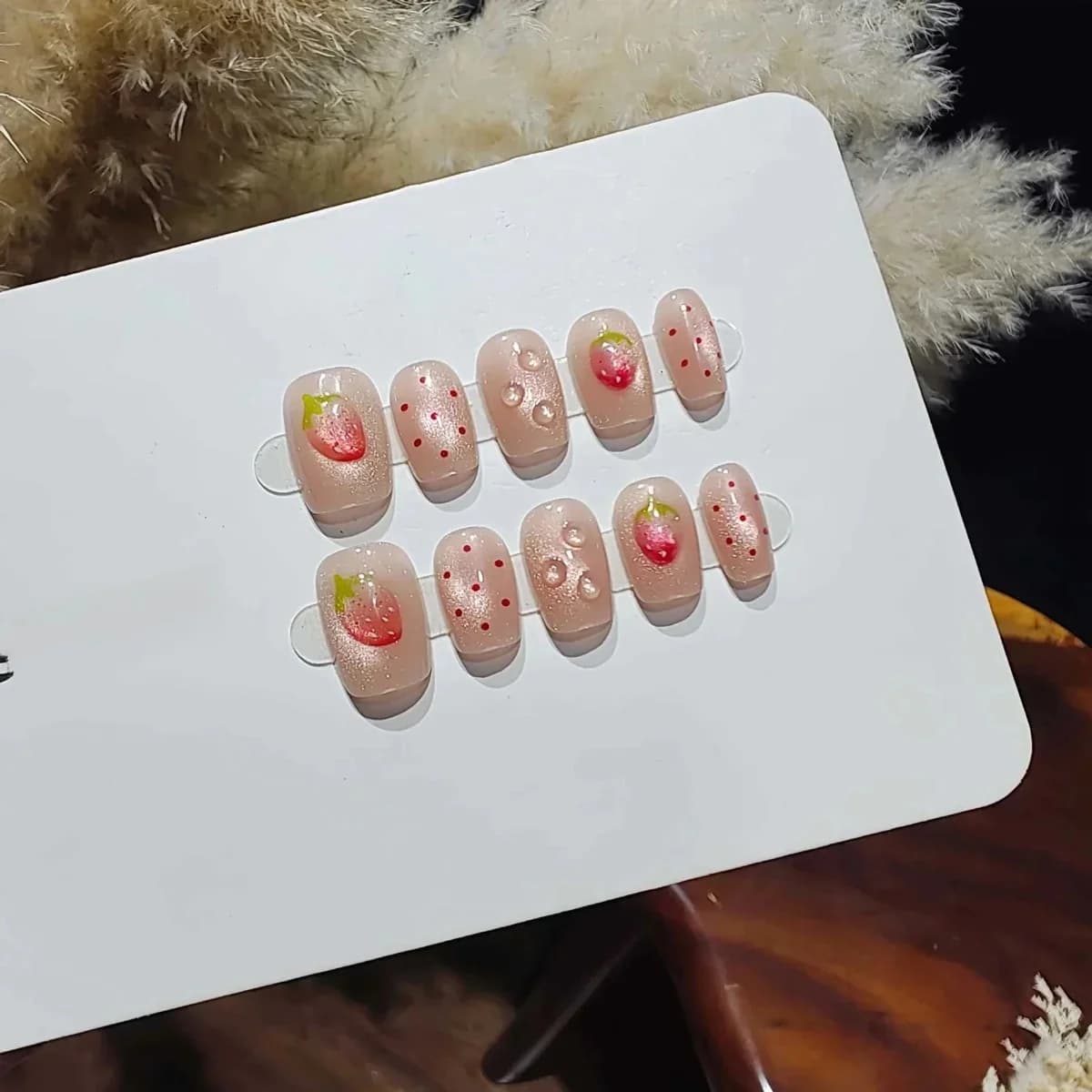 Uñas Postizas Cortas Forma Bailarina con Lunares Baya y Efecto Ojo de Gato
