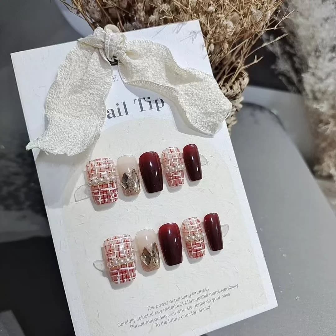 Uñas Postizas Rojas Tweed con Perlas Cortas Cuadradas 10 Unidades