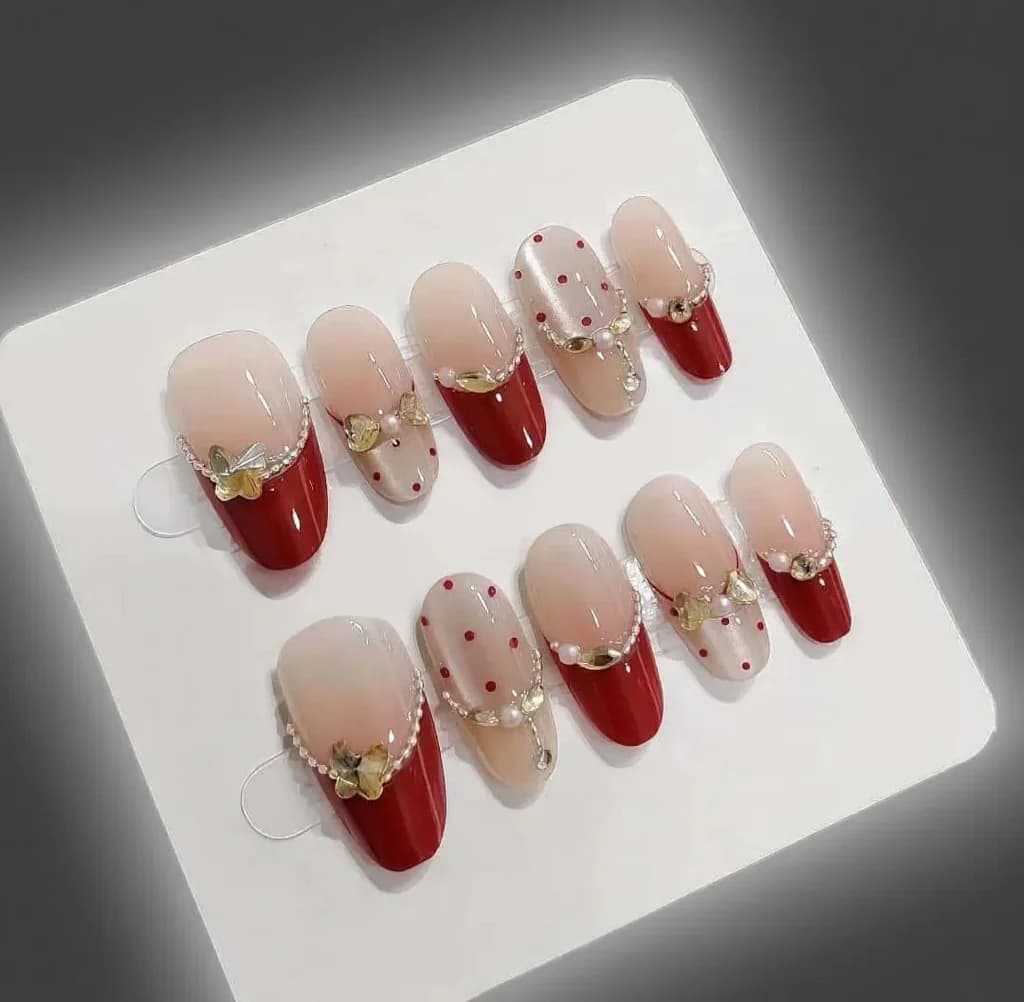 Uñas Postizas Rojas Ojo de Gato con Diamantes de Imitación Ovaladas Medianas