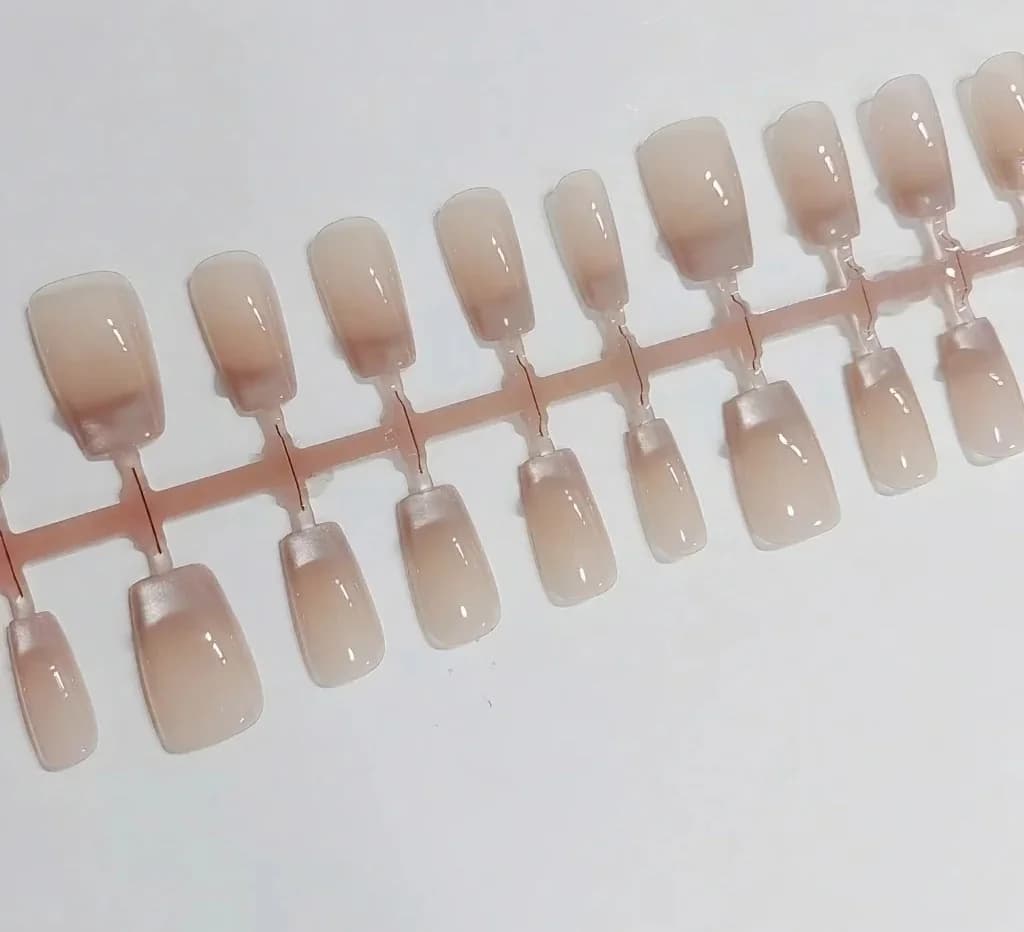 Uñas Postizas Francesas con Piedras de Mariposa y Efecto Ojo de Gato