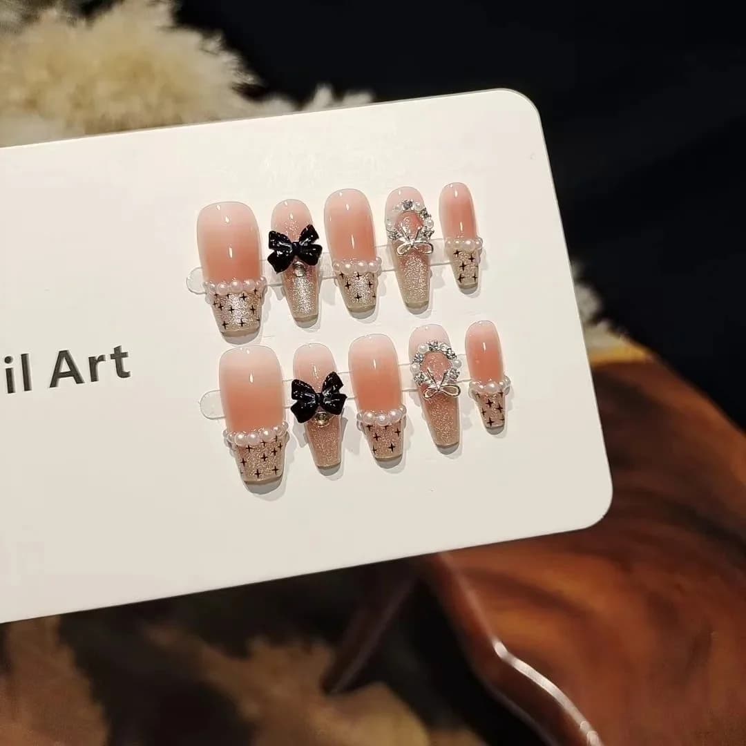 Uñas Postizas de Tul Rosa con Mariposa Negra y Diseño de Lazo