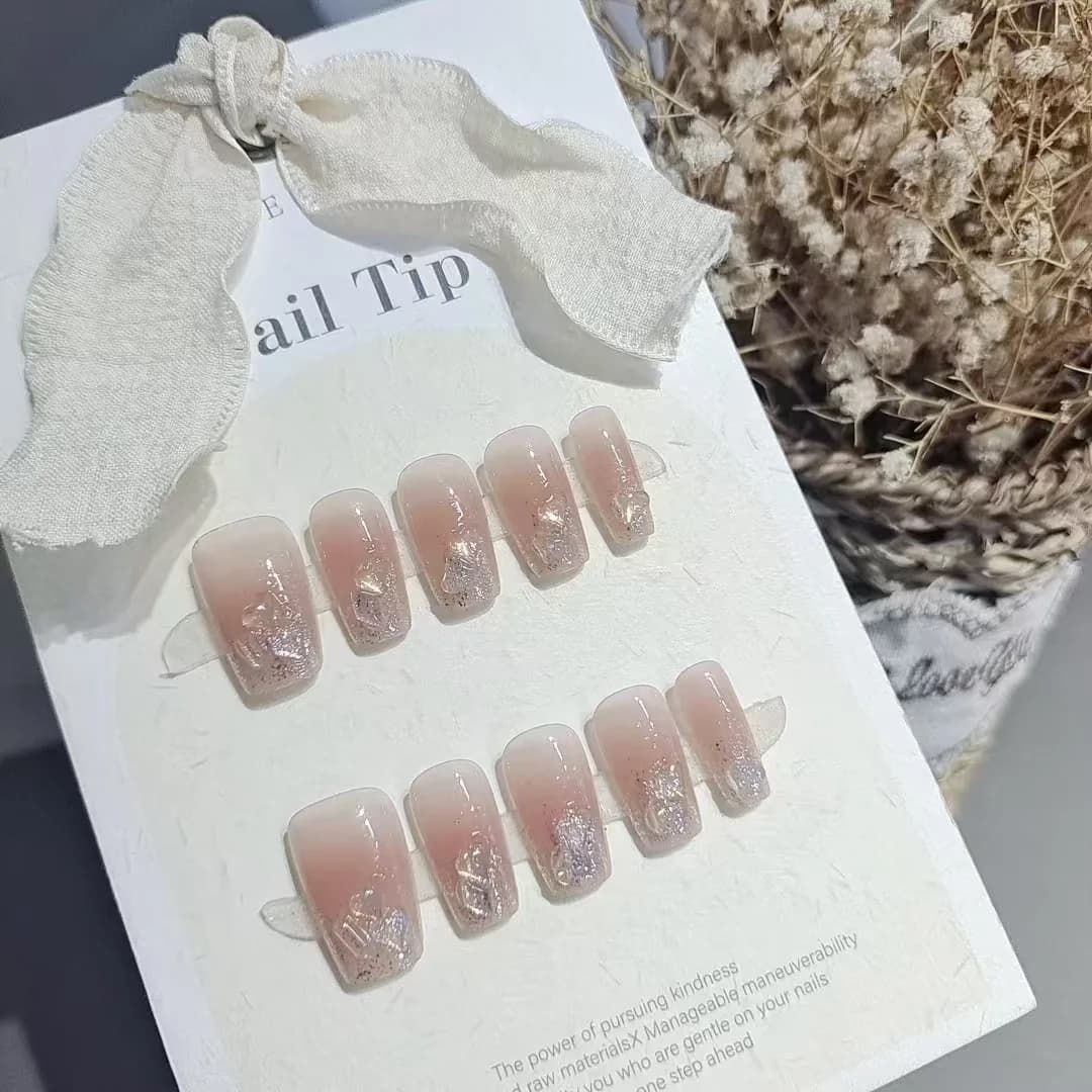 Uñas Postizas Rosas con Corazón de Strass Forma Coffin Corta y Media