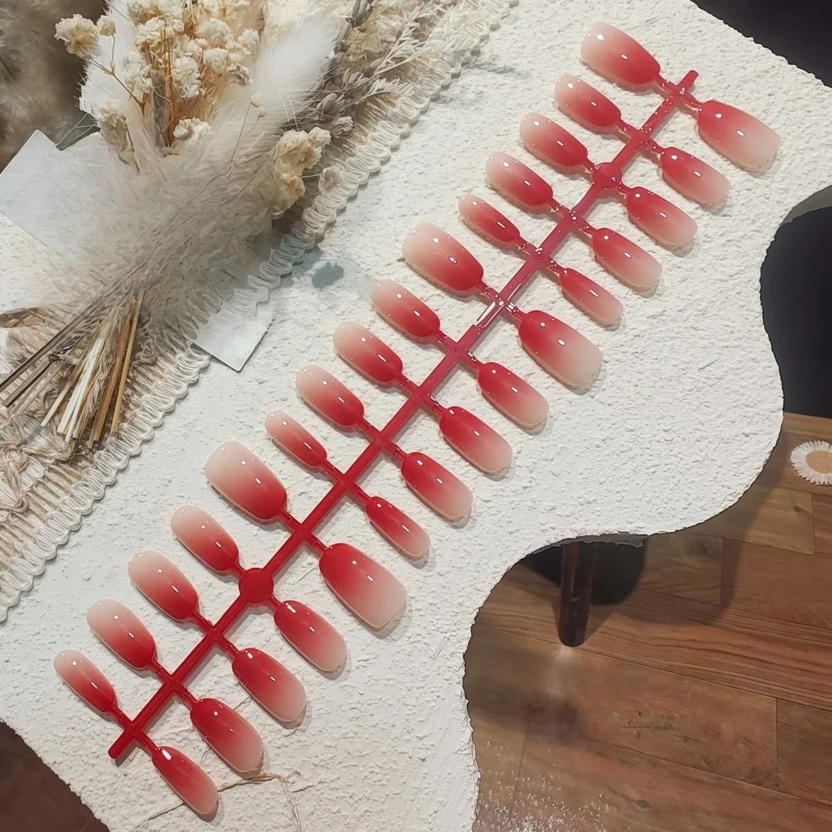 Uñas Postizas Ovaladas con Degradado Rojo, Conjunto de 30 Piezas