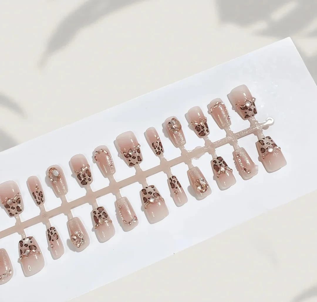 Uñas Postizas Estampado Leopardo con Piedras y Glitter