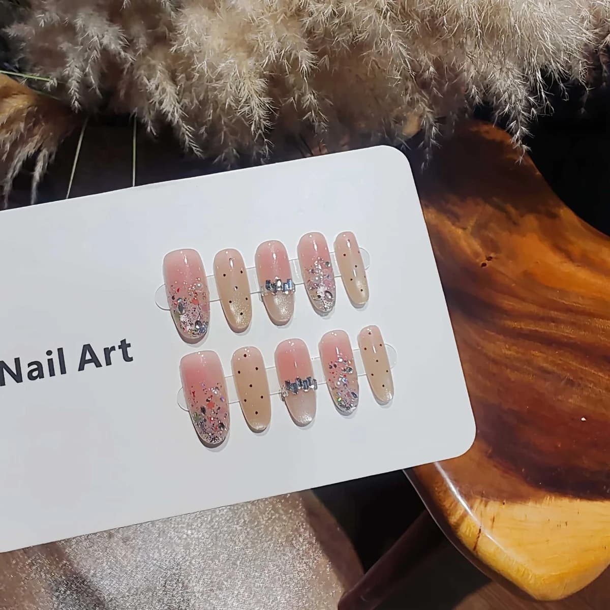 Uñas Postizas Nude con Purpurina Plateada Efecto Ojo de Gato Forma Ovalada Mediana