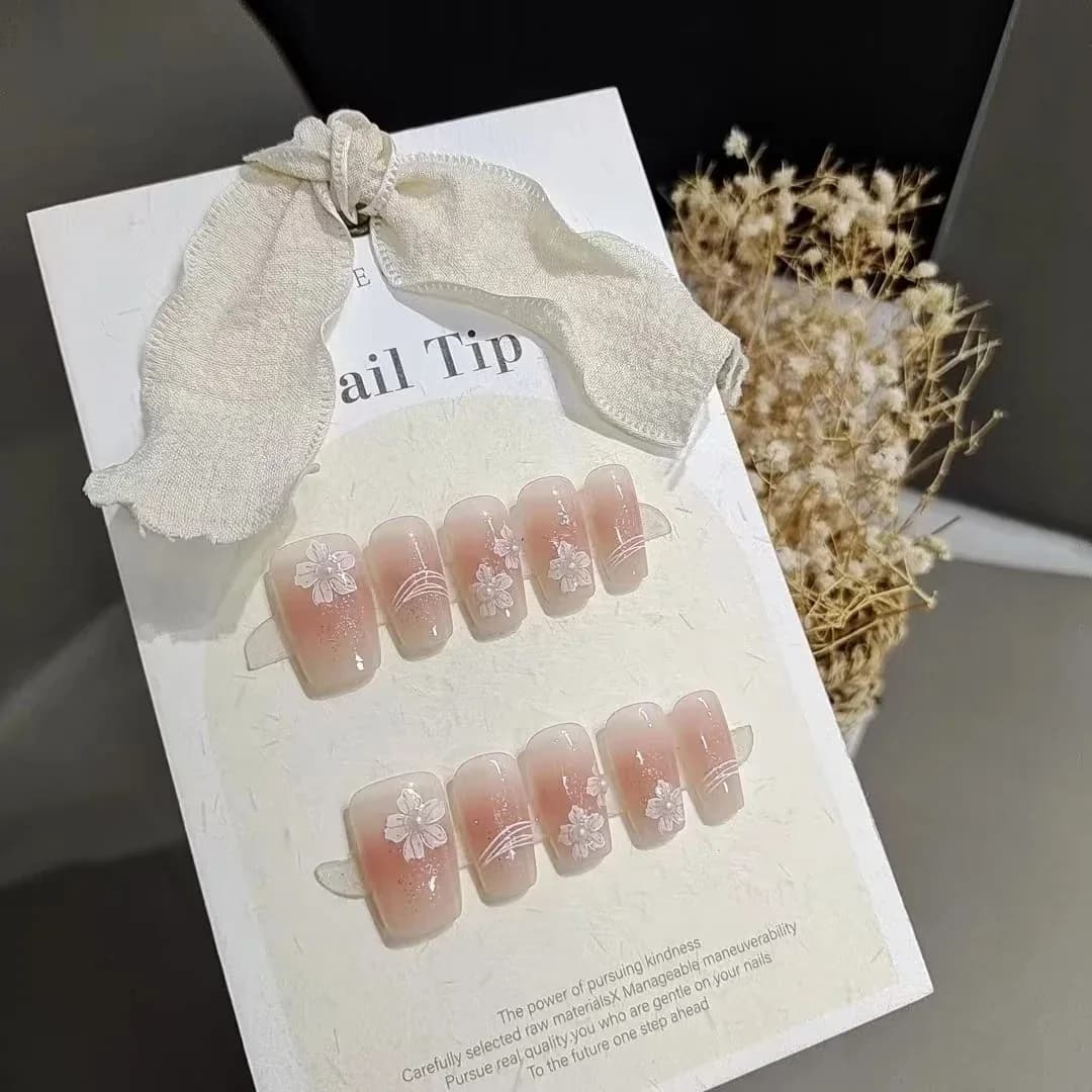 Uñas Postizas Pintadas a Mano con Diseño Floral y Efecto Rubor, Forma Coffin Corta