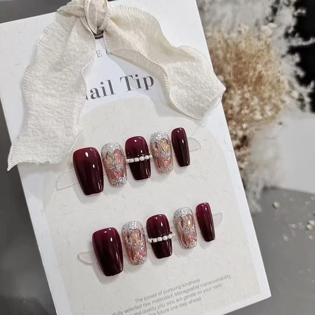 Uñas Postizas Cielo Estrellado Rojo con Diamantes de Imitación en Cadena, Forma Corta Ataúd