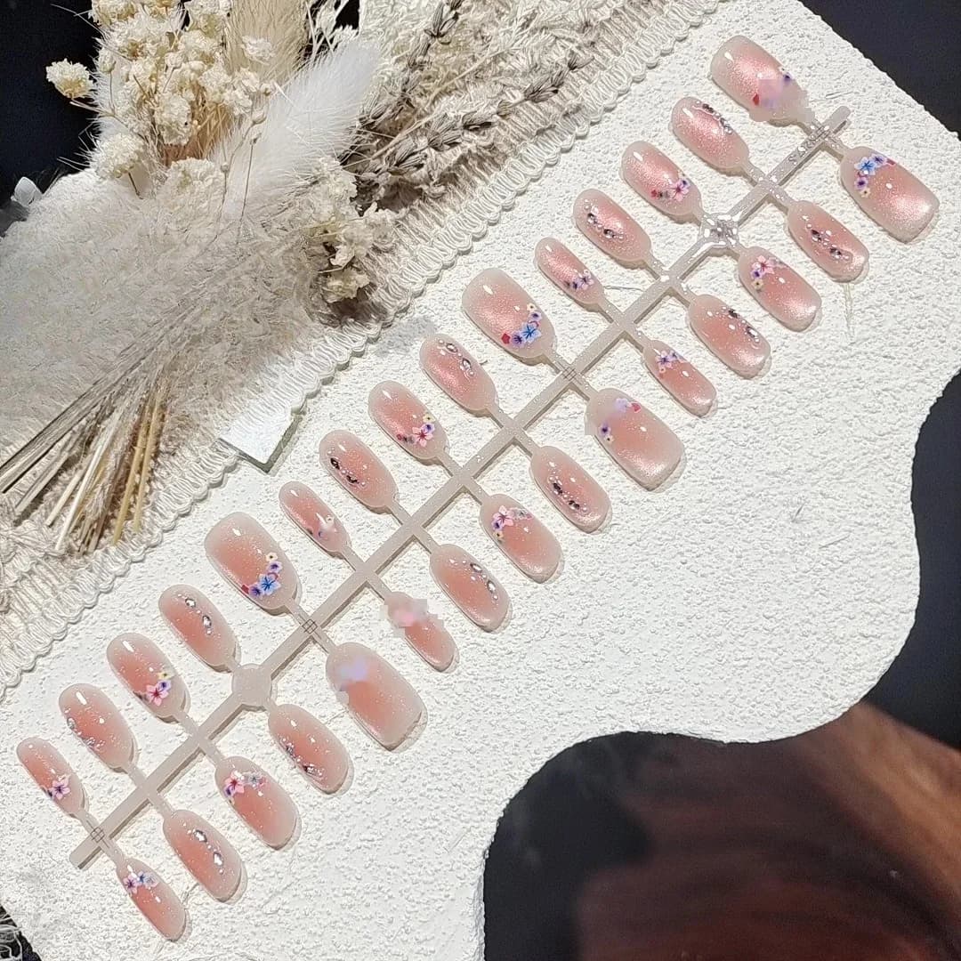 Uñas Postizas Ojo de Gato con Flores de Cerezo y Cristales